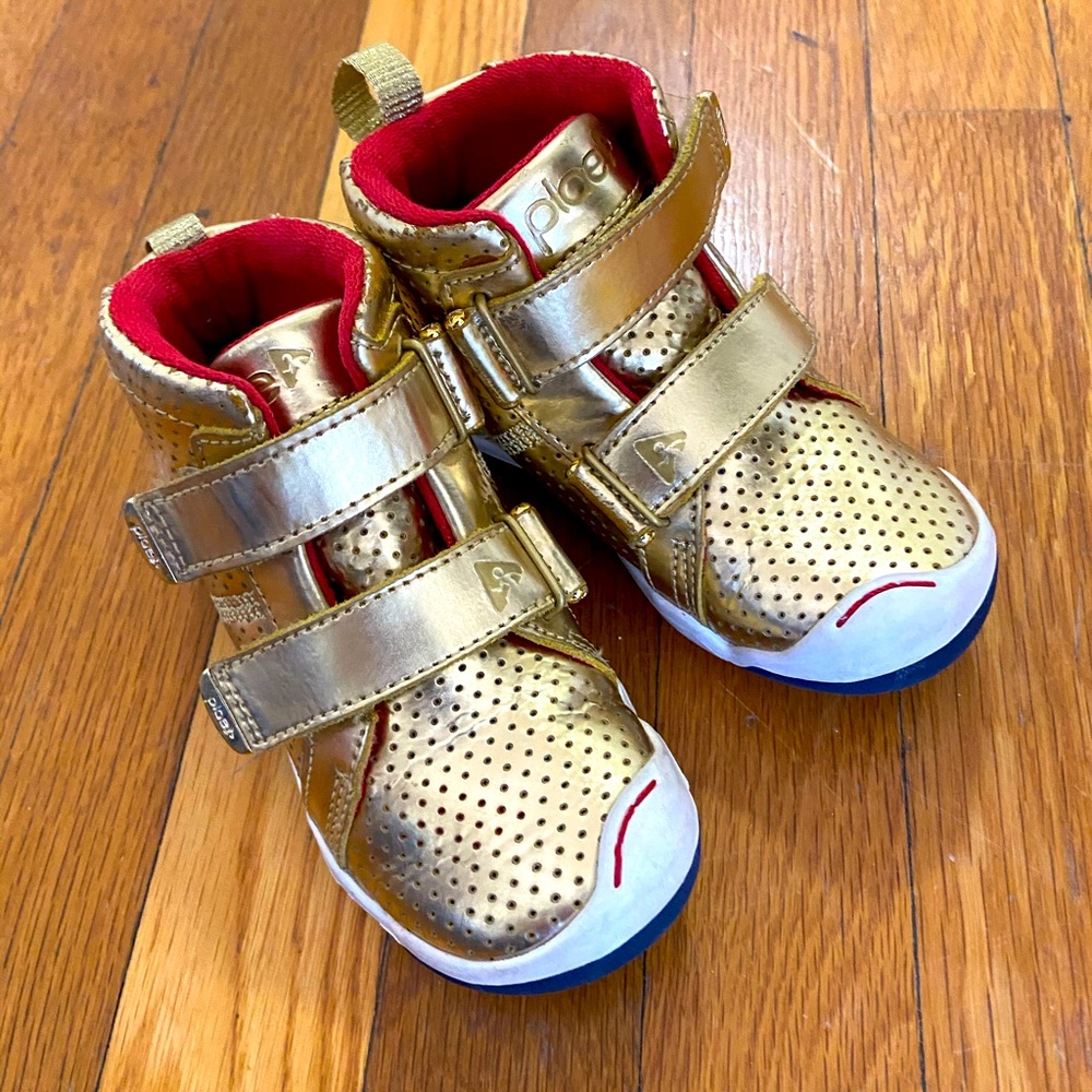 Like new Plae Max gold Sz 9